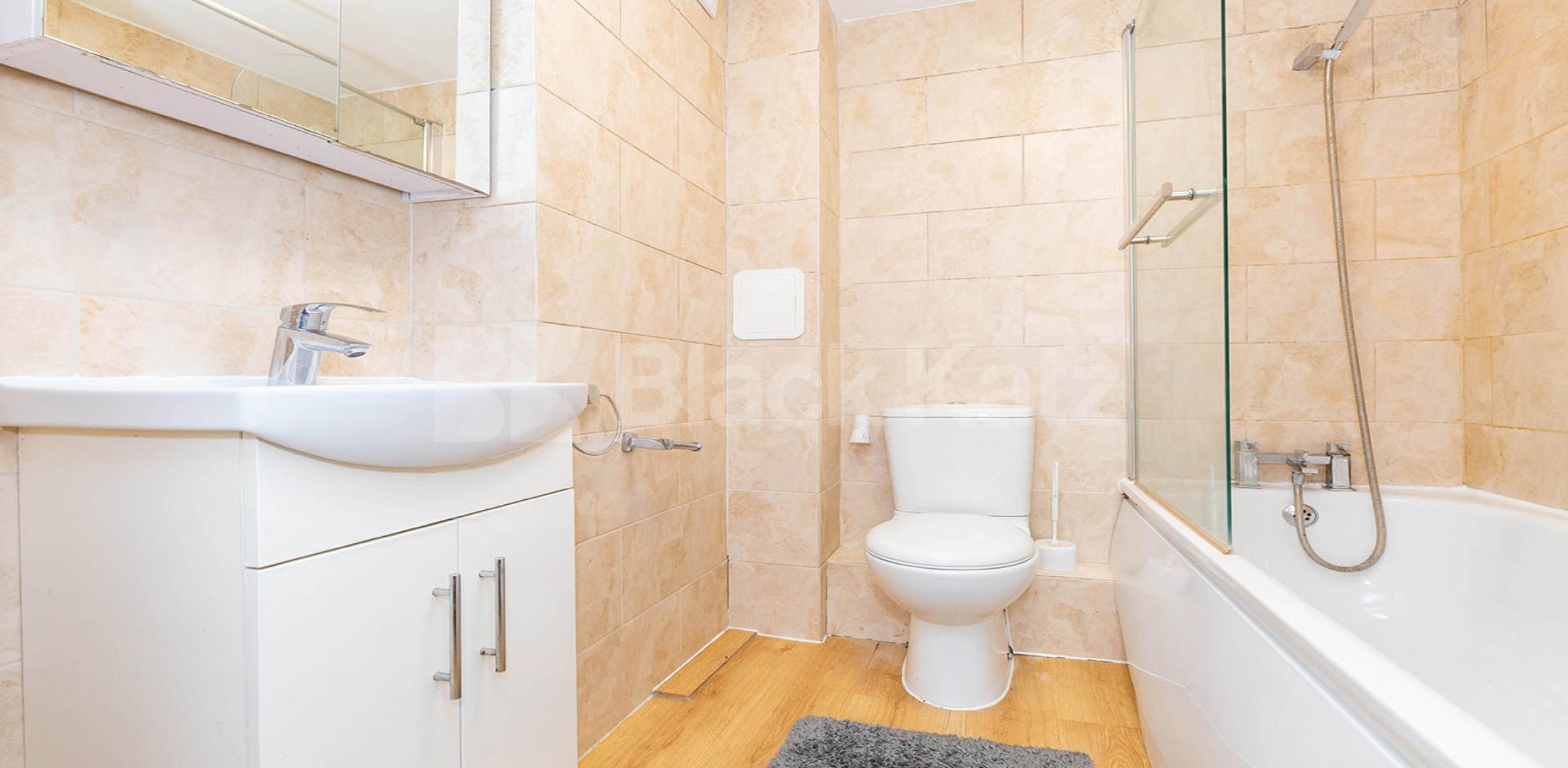 			4 Bedroom, 1 bath, 1 reception Flat			 Criterion Mews, UPPER HOLLOWAY 